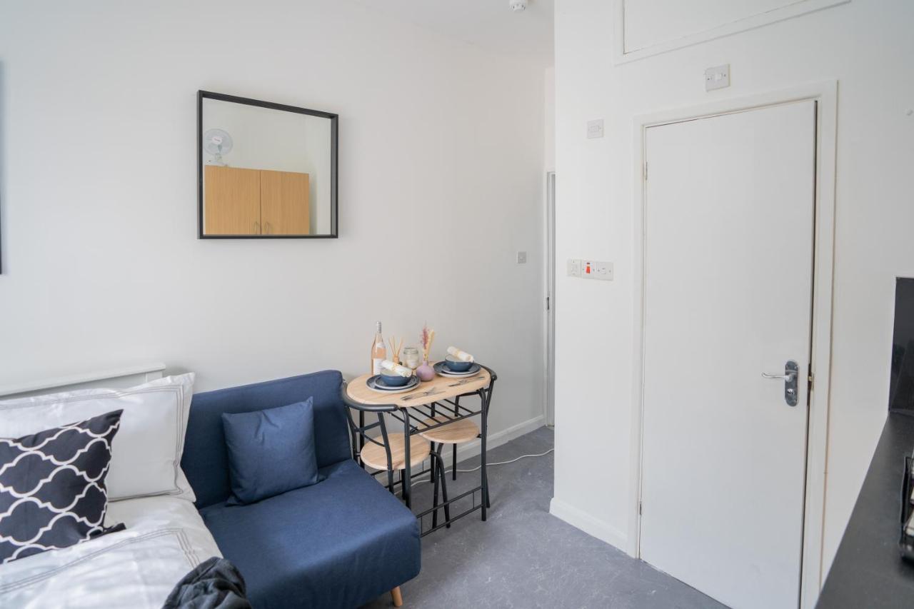 Small Private Studio In The Heart Of Angel Appartement